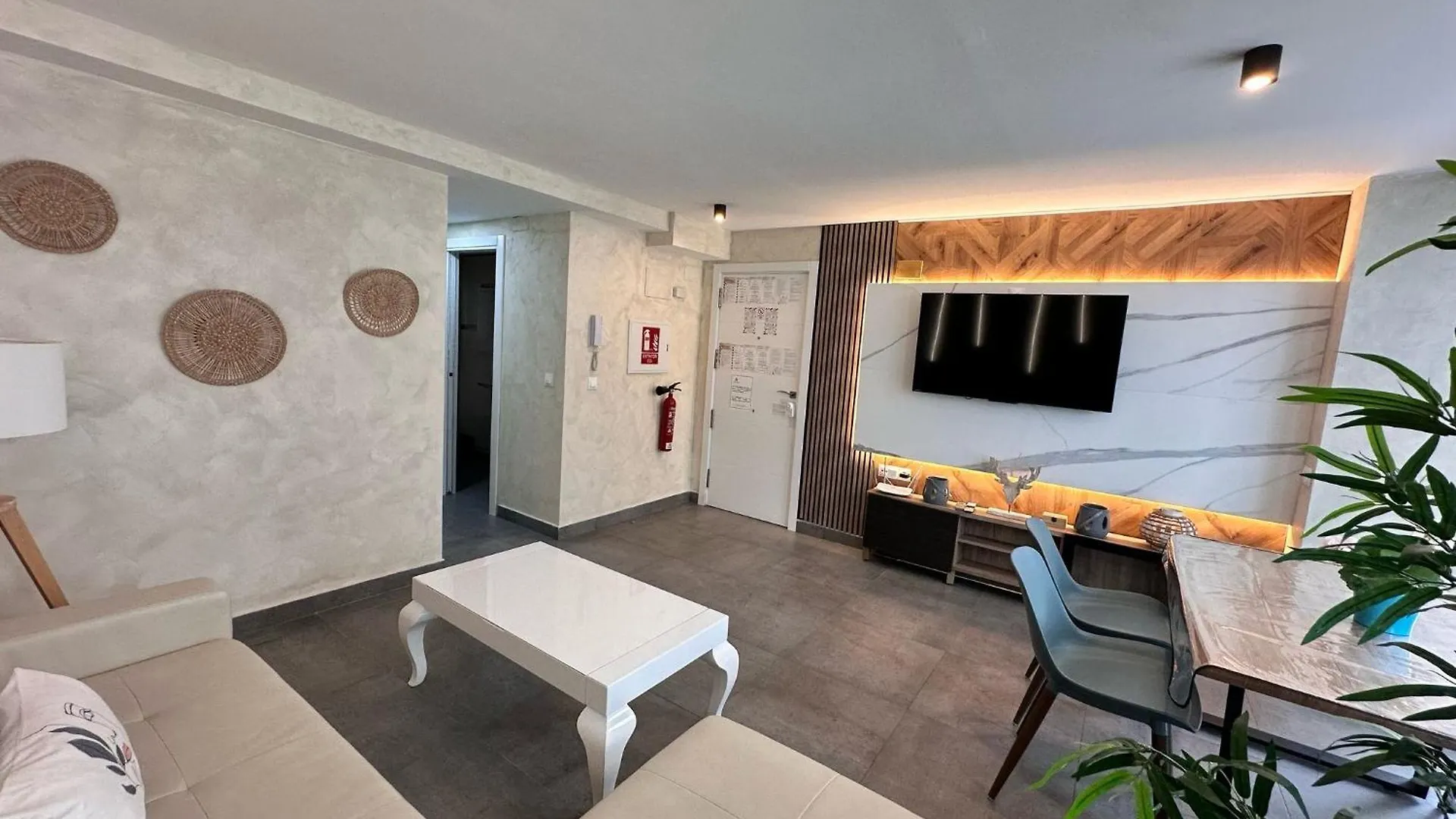 Apartamentos El Carmen Carihuela Playa Torremolinos