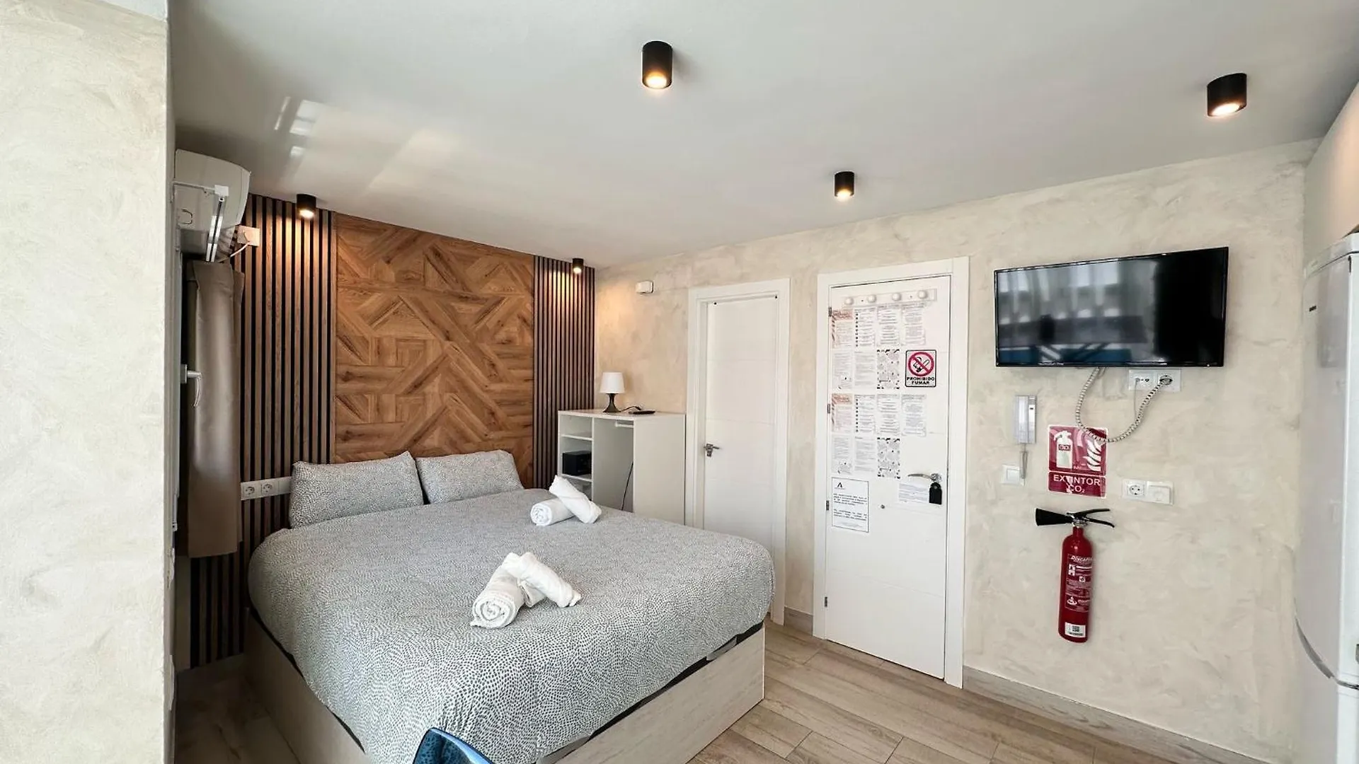 Apartamentos El Carmen Carihuela Playa Torremolinos 0*,  Espanha